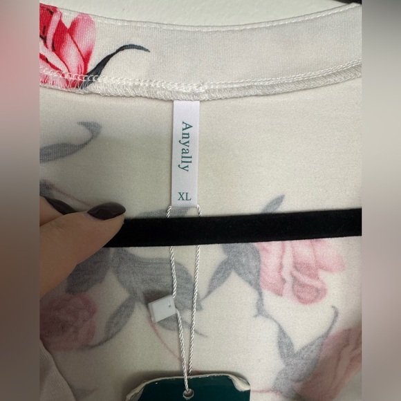 Women’s White Red Floral Short Sleeve Top Size XL NWT - Picture 3 of 9